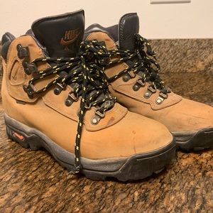 Nike air hiking boots